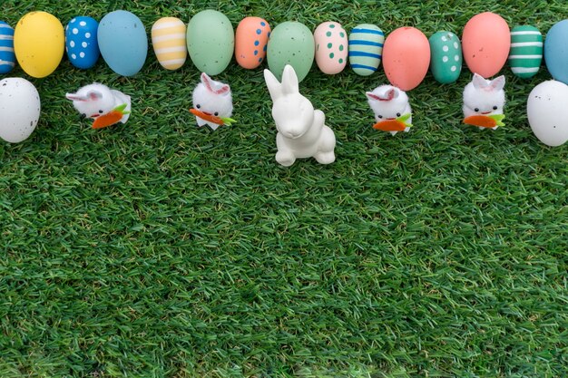 Fondo de pascua con filas de huevos y conejos