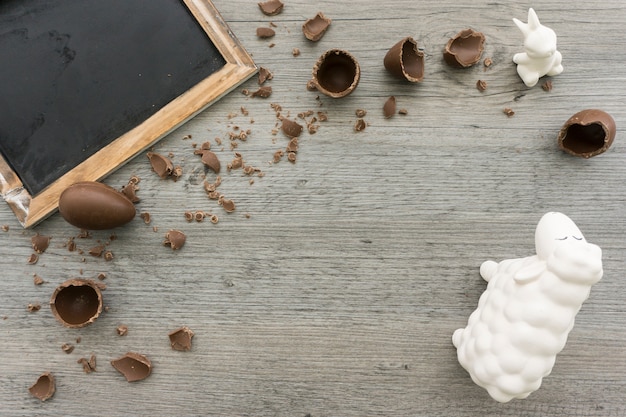 Fondo de pascua con huevos de chocolate, oveja y conejo