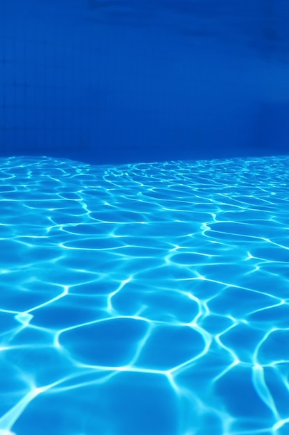 Fondo de piscina vacía bajo el agua