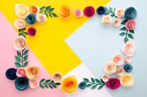 Foto gratuita fondo plano laico multicolor con marco de flores