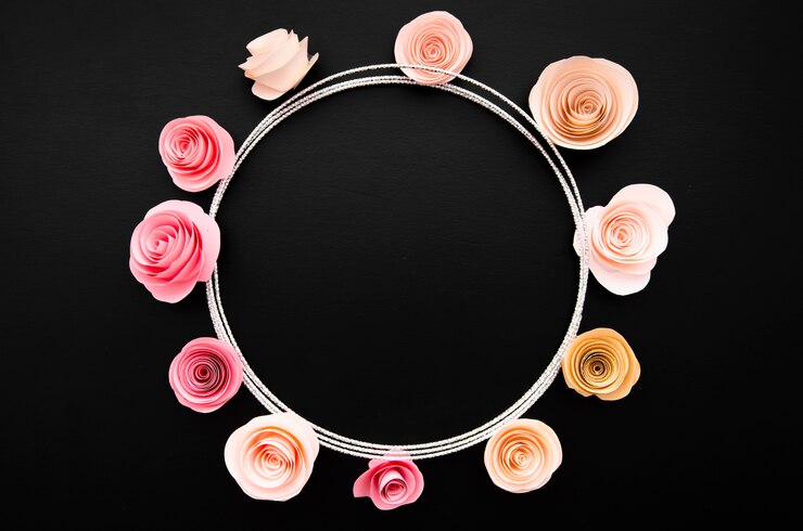 Foto gratuito fondo plano laico negro con lindas flores de papel