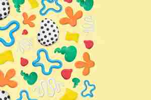 Foto gratuita fondo de plastilina con dibujos de arcilla en borde amarillo colorido arte creativo de bricolaje para niños
