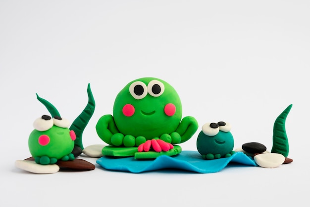 Foto gratuita fondo de plastilina con lindas ranas