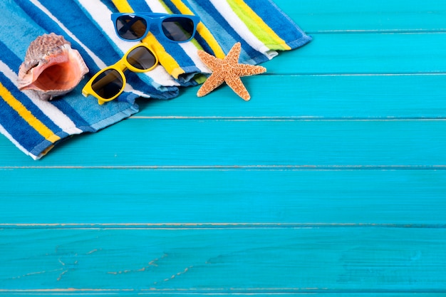 Foto gratuita fondo de la playa con gafas de sol y estrellas de mar