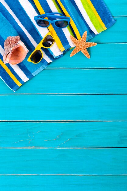 Fondo de la playa con gafas de sol y estrellas de mar