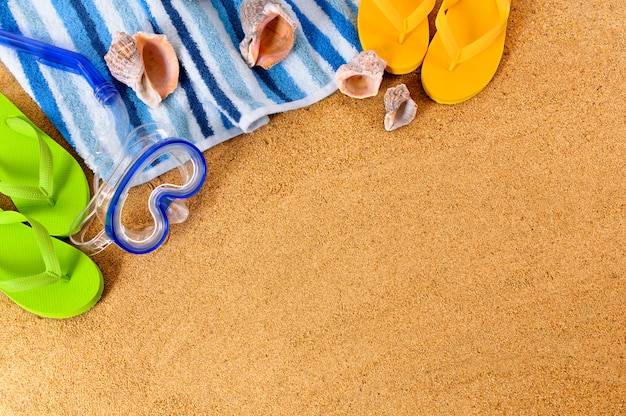 Fondo de playa con máscara de buceo y chanclas