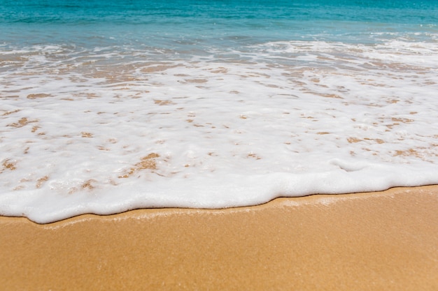 Fondo de playa con olas