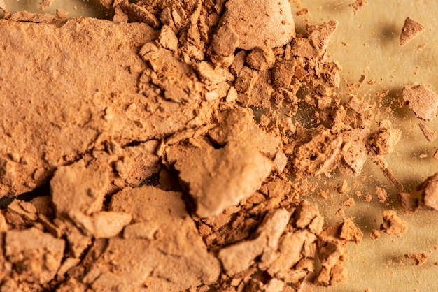 Fondo de polvo de maquillaje bronceador roto