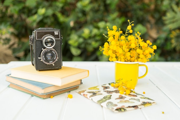 Fondo de primavera con flores, cámara y libros