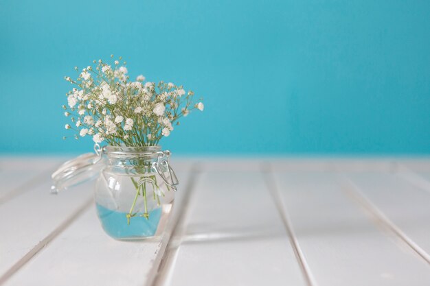 Fondo de primavera con flores y jarrón