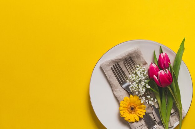 Fondo de primavera con plato y flores