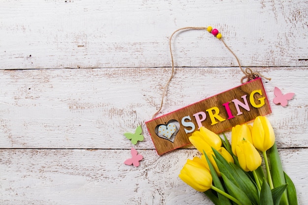 Fondo de primavera con tulipanes amarillos