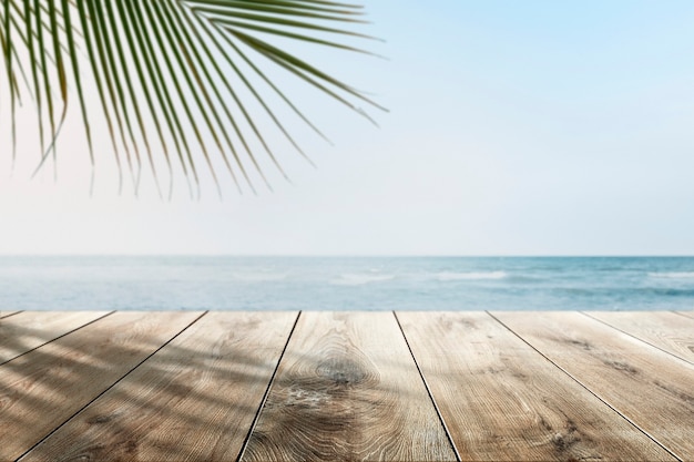 Fondo de producto de playa con mostrador de madera para presentación del producto.