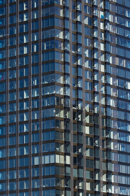 Fondo de rascacielos de cristal moderno con reflejo de cielo y nubes