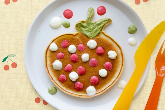 Fondo de regalo de desayuno de panqueques para niños, con forma de un divertido fondo de pantalla de fresa