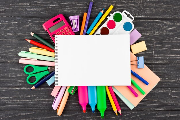 Fondo de regreso a la escuela con útiles escolares y espacio de copia en el cuaderno