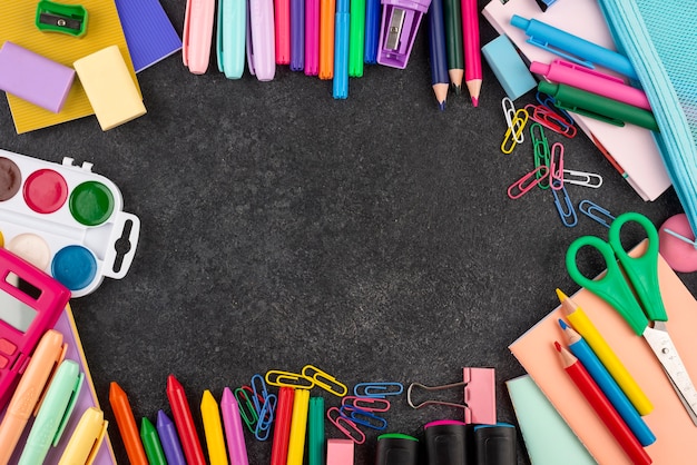 Fondo de regreso a la escuela con útiles escolares y espacio de copia