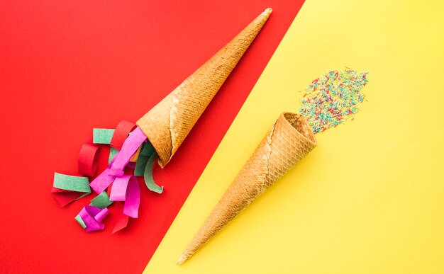 Fondo rojo y amarillo con conos de helado