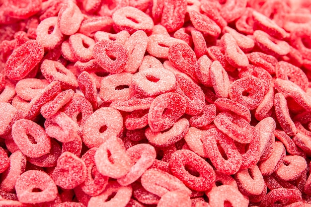 Fondo rojo brillante con dulces gomosos gomosos rizados