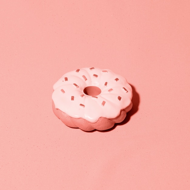 Fondo rojo con donut delicioso