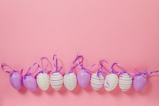 Fondo rosa con huevos de pascua decorativos