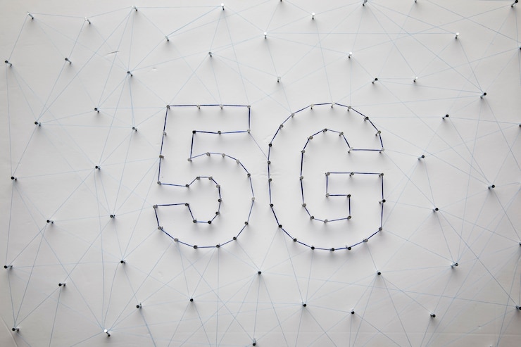 Foto gratuito fondo de tecnología 5g blanco