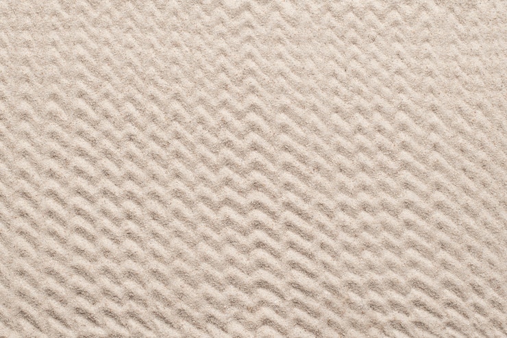 Foto gratuito fondo de textura de arena con dibujos en zigzag en concepto de bienestar