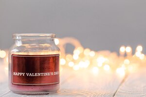 Foto gratis fondo con una vela sobre un fondo borroso concepto de día de san valentín