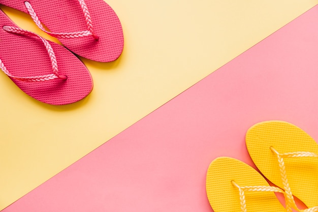 Fondo de verano con chanclas y copyspace