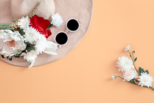 Fondo de verano con flores y un sombrero.