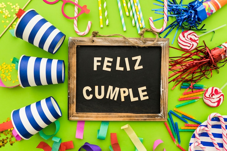 Foto gratuito fondo verde con pizarra de cumpleaños y elementos decorativos
