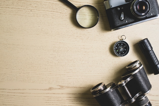 Fondo de viaje con objetos vintage y espacio en blanco