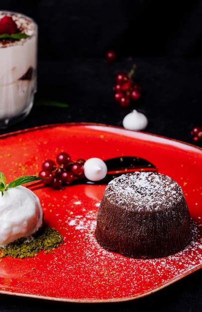 Fondue de chocolate servido con bayas y helado de vainilla.