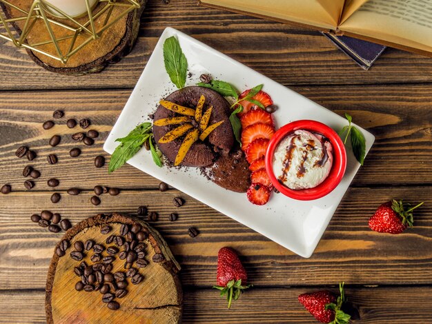 Fondue de chocolate servido con helado de vainilla y caramelo