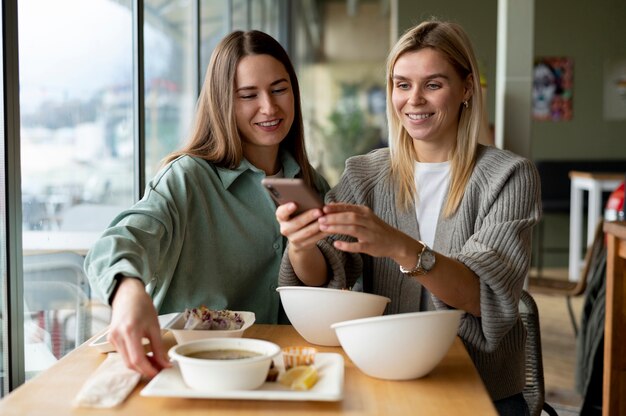 Foodie tomando una foto de un tazón con sopa