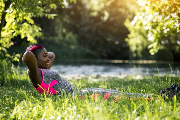 Forestales niña física de pie etnia actividad