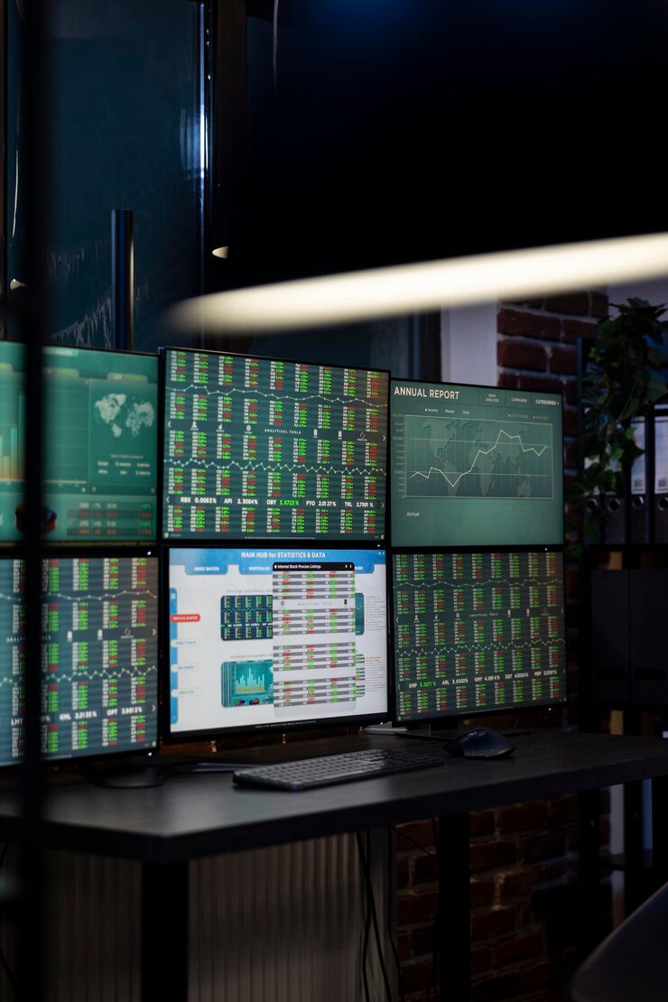 Photo Gratis forex trading setup in vacant office