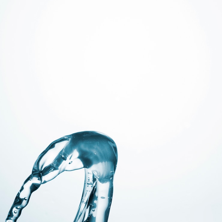 Foto gratuito forma de agua clara sobre fondo claro con espacio de copia