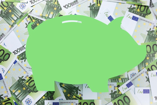 Forma de una alcancía rodeada de euros