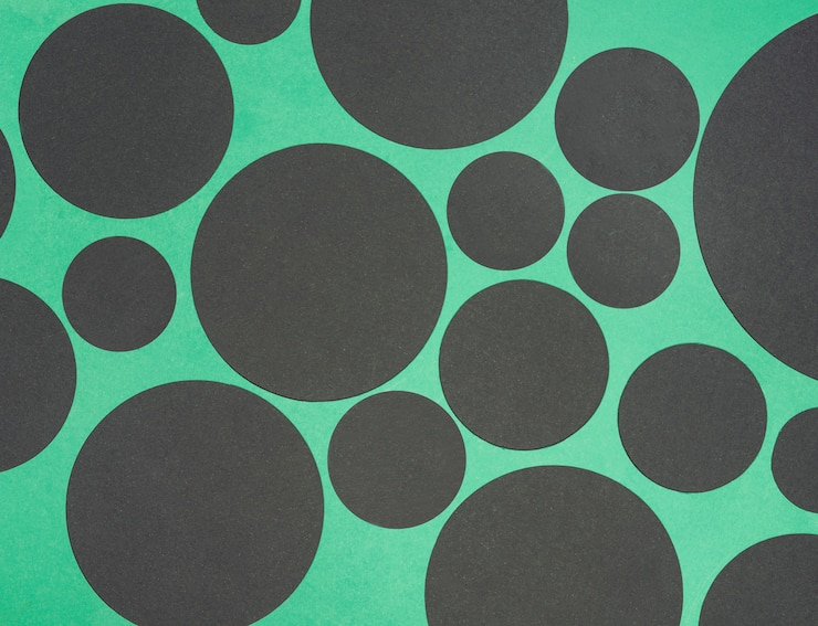Foto gratuito forma de círculo de diseño negro sobre fondo verde
