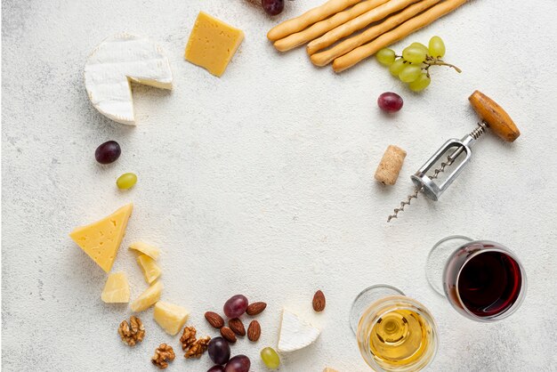 Forma de círculo formado por vino y queso en la mesa