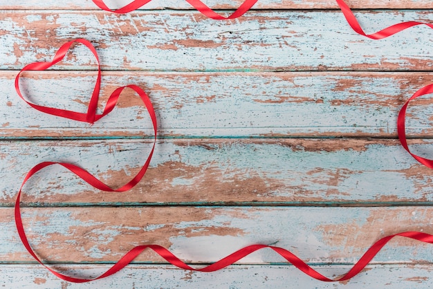 Foto gratuita forma de corazón de la cinta en la mesa