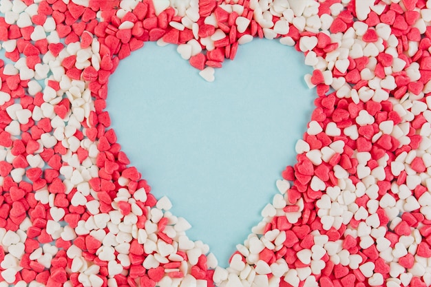 Forma de corazón formada por caramelos de colores.