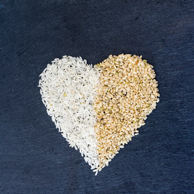 Forma de corazón de granos de arroz en la mesa