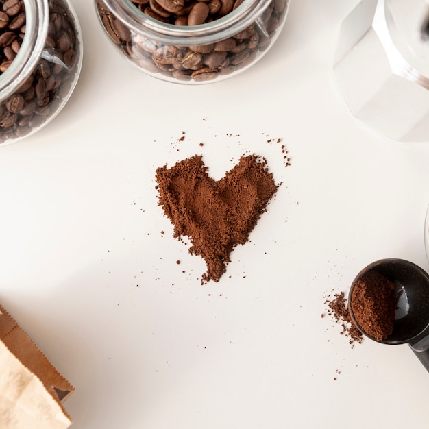 Foto gratuita forma de corazón hecha de café en polvo