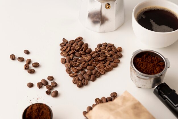 Forma de corazón hecha de granos de café.