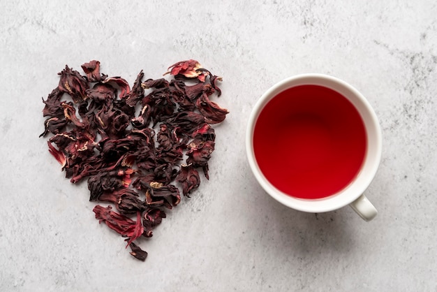 En forma de corazón de hierbas y taza de té