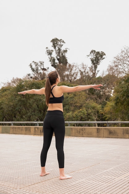 Foto gratuita forma hermosa mujer entrenamiento al aire libre