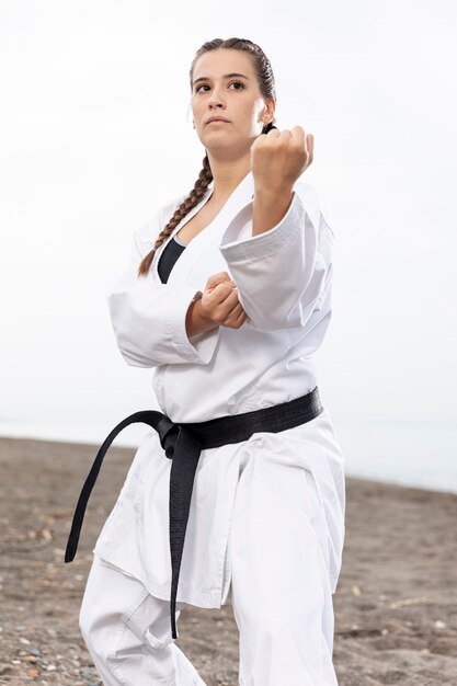 Forma joven entrenamiento arte marcial
