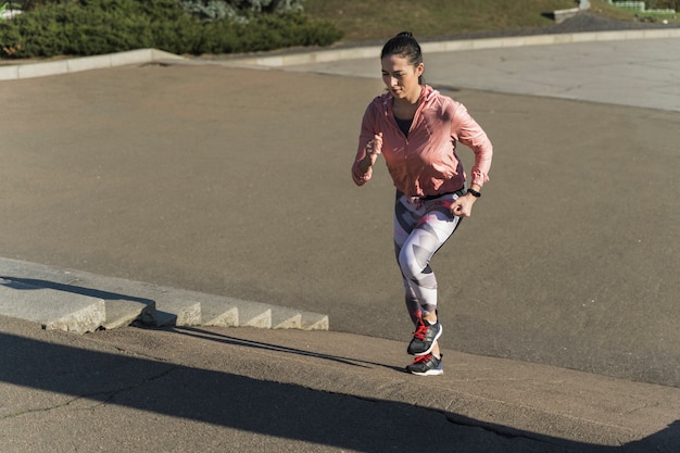 Forma joven estirando al aire libre